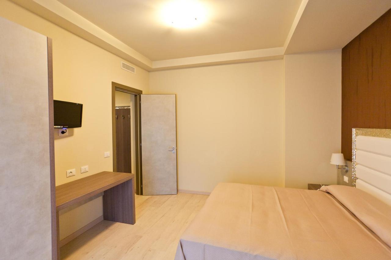 Residence Elisabetta Чезенатико Экстерьер фото