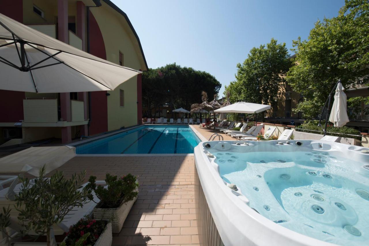 Residence Elisabetta Чезенатико Экстерьер фото